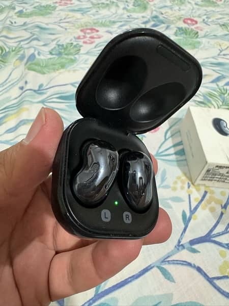 Samsung Galaxy Buds Live - Excellent Condition 4