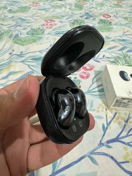 Samsung Galaxy Buds Live - Excellent Condition 5