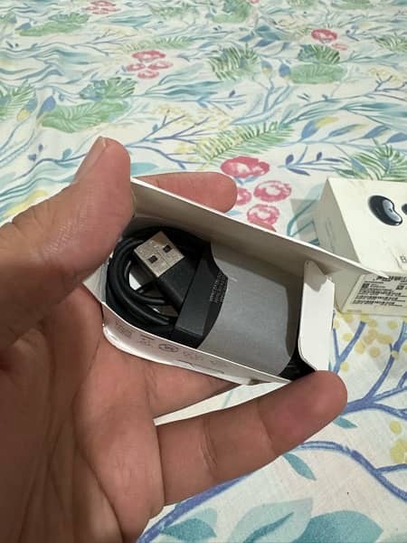 Samsung Galaxy Buds Live - Excellent Condition 6