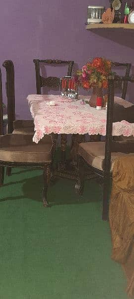 selling a beautiful chinute dinning dinning with chinute chairs 0