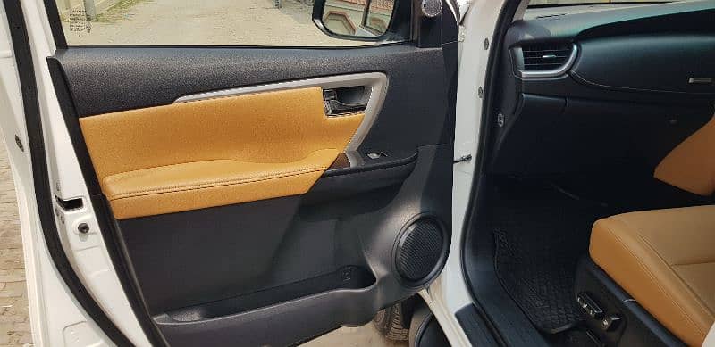 Fortuner sigma4 2022 end 2023 Islamabad number  show room condition 2