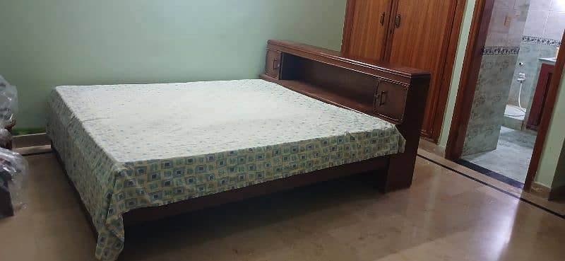 wooden King size bed with out mattress 3