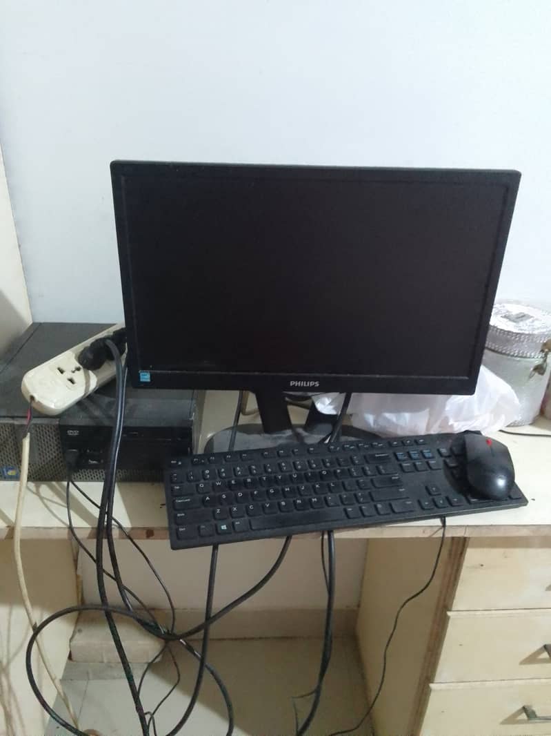 Computer for sale with CPU, monitor, keyboard and mouse 0