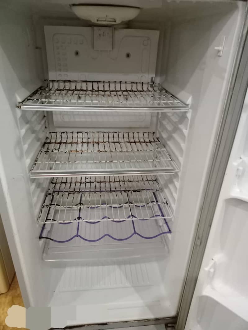 Waves jumbo size in good condition Refrigerator for sale 3