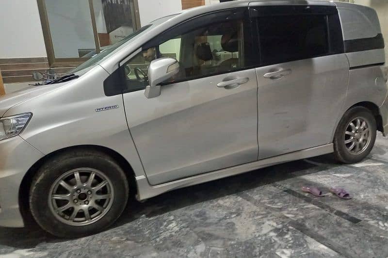 gari ki condition 10/9 ,interior clear Hy, new led tv Hy,new tyre 3