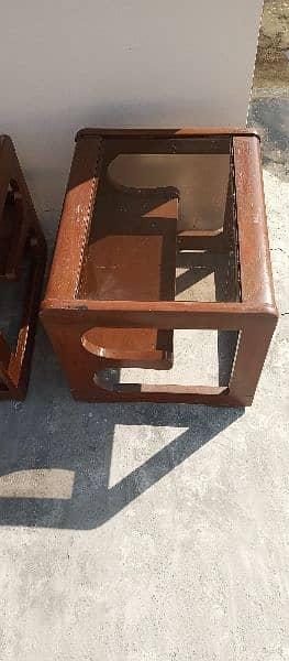 Table Set In excellent condition. Pure Wood 3