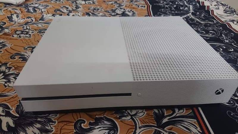 Xbox One S 1tb With One Controller And GTA 5 Dvd 5