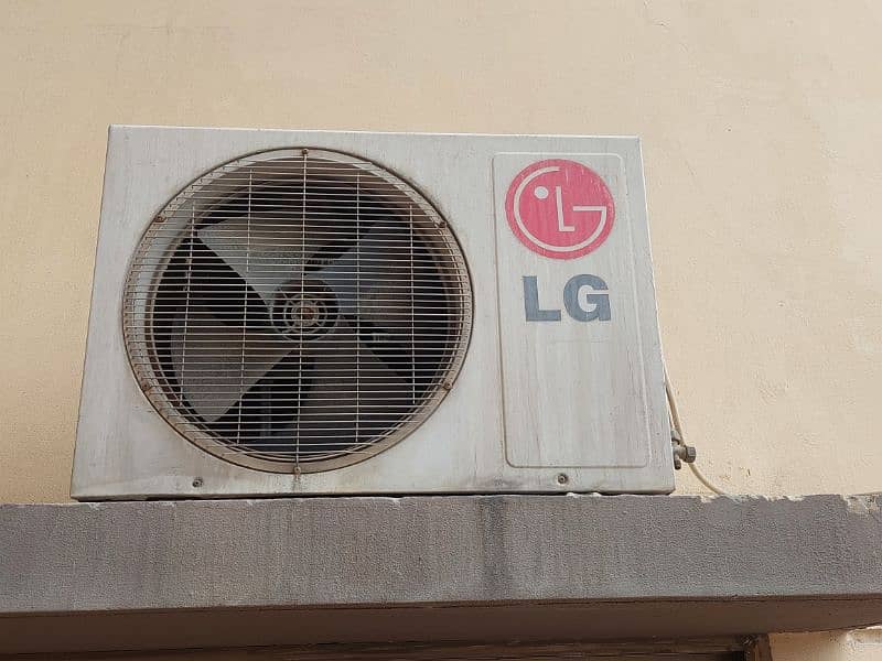 LG SPLIT AC WITH OUTER 4