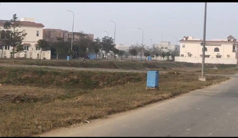 1 Kanal with Extra land, DHA Phase 8, 26.5 Marlas, Best location . . . 0