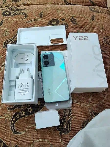 vivo y22 4+4/64 all oky 10/10 condition full accessries box full 3