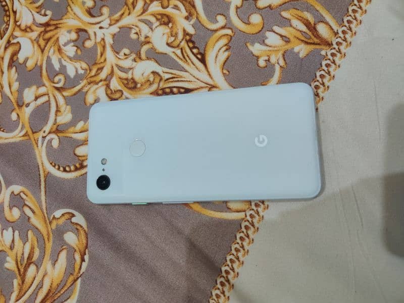 Google Pixel 3 with charger 5