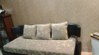 sofa very good condition  only sirie0s byer