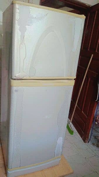 Dawlance ka new refrigerator ha . one time b khrab ni Huwa . 4