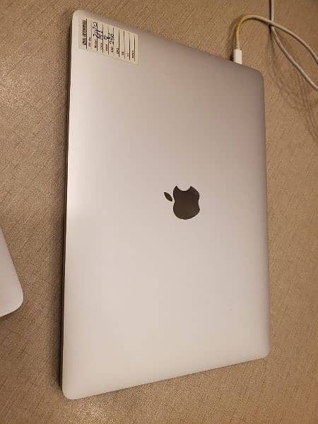 Macbook Pro retina M1 chip 2020 10 by 10 condition 3
