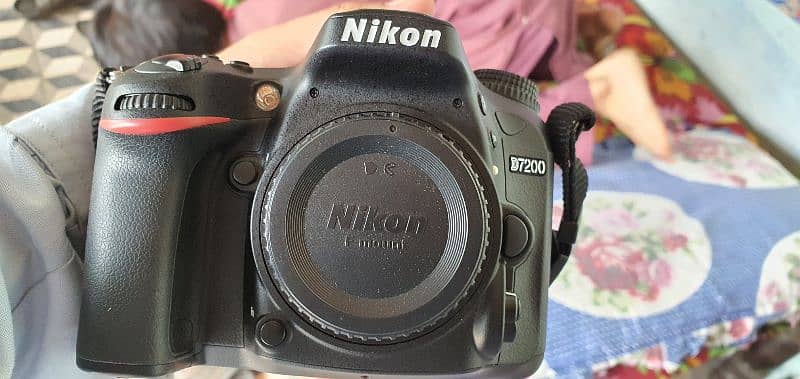 Nikon D7200 with kit lens 2