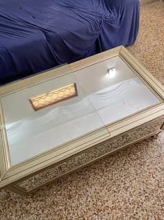 5 sides mirror glass centre table. Negociable