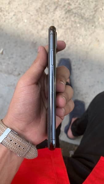 iphone xs 256gb non pta with 4month sim time 2