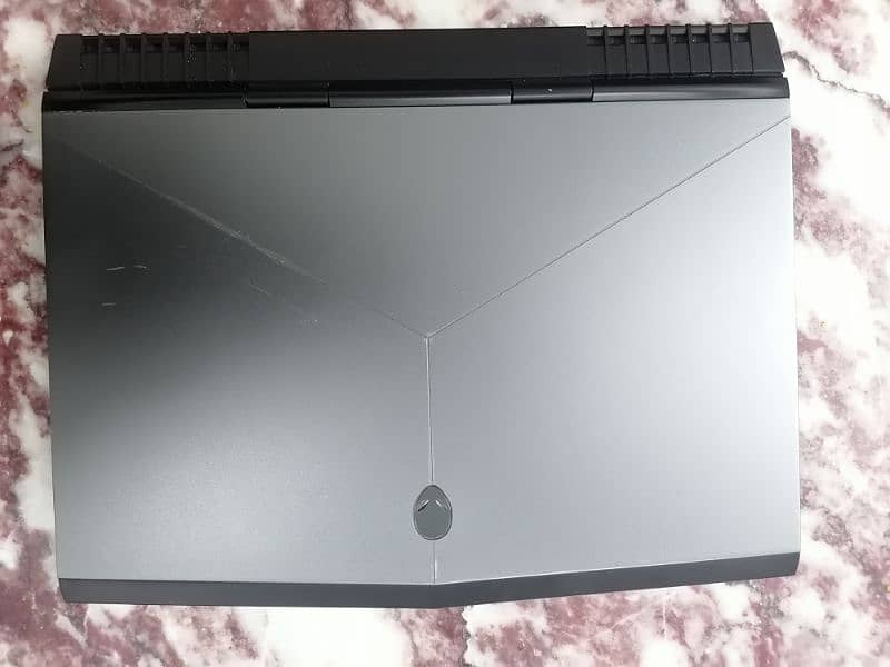 DELL ALIENWARE 15 R3 Gaming Beast 1