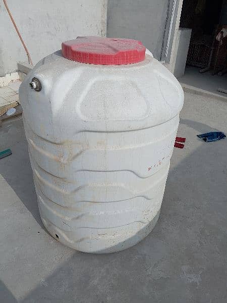 8 Months used water tank 750 litter in good condition 0