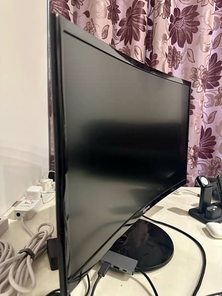 Samsung Curved Monitor 24” 0