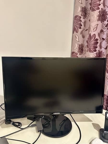 Samsung Curved Monitor 24” 1
