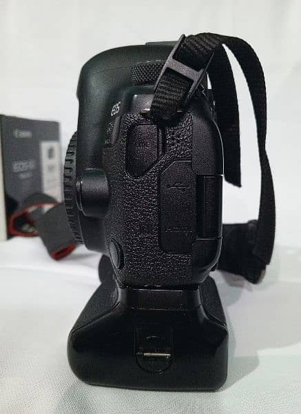 Canon 6D Mark II With Vertical Battery Grip 4