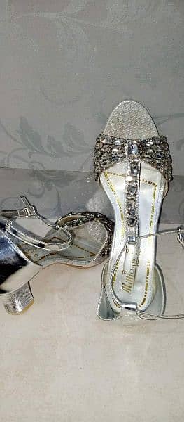 BEAUTIFUL GOLDEN AND SILVER SANDALS 0