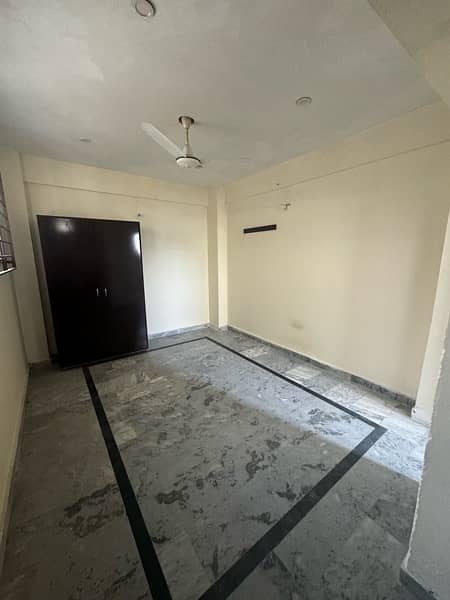single room flat available for rent 2