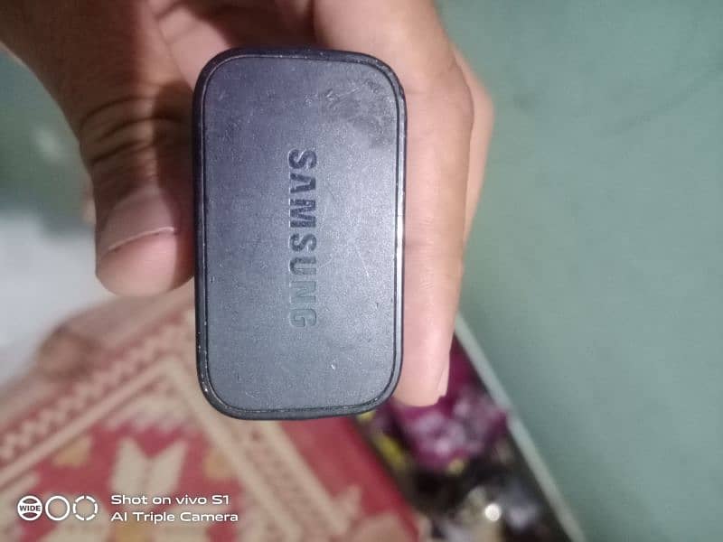 I am selling this Orignal Samsung charger. . . 2
