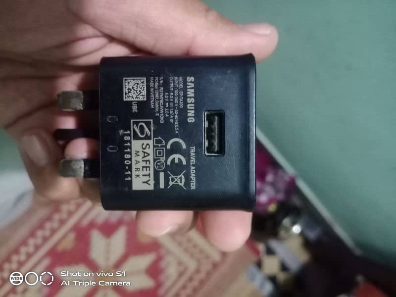I am selling this Orignal Samsung charger. . . 3