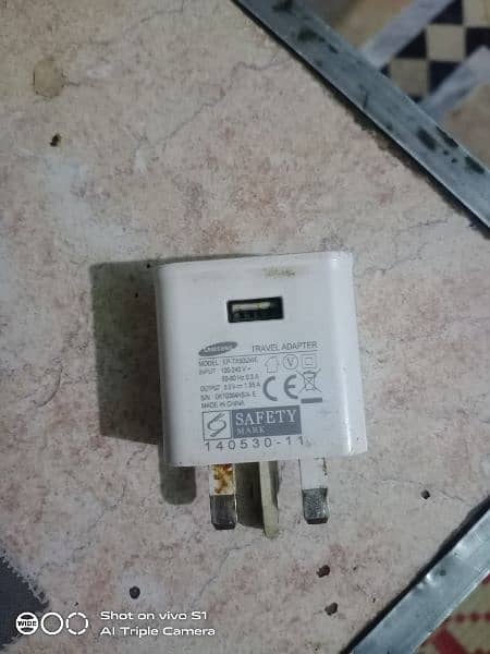 I am selling this Orignal Samsung charger. . . 1