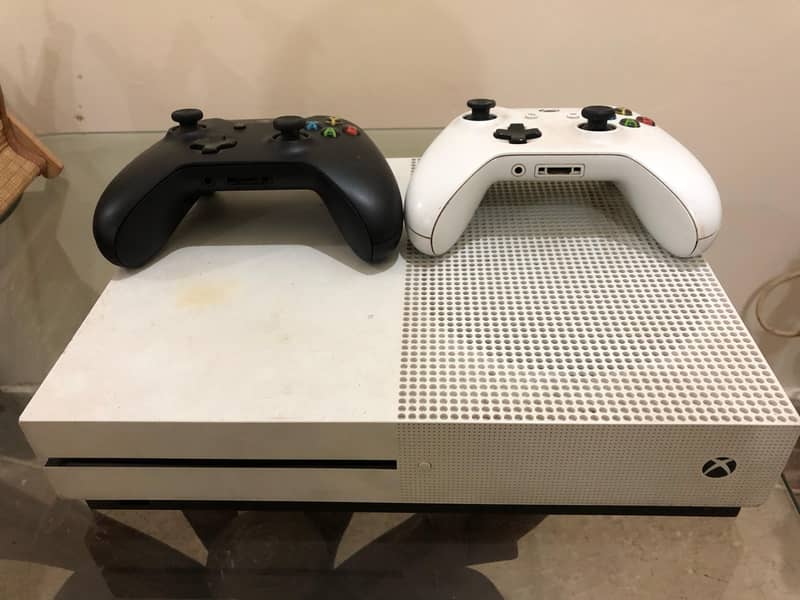 Xbox One S 1TB 2 Original Controllers 9 Pre installed Games 1