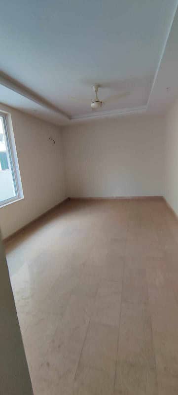 PHASE 3 BLOCK X PRIME LOCATION NEAR Y BLOCK 700 LAC HOUSE GOOD CONDITION 10