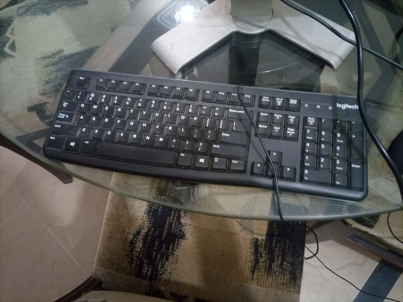 Company of monitor is Dell. Mouse and CPU are 'HP' Keyboard is Logitech 3