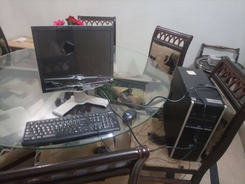 Company of monitor is Dell. Mouse and CPU are 'HP' Keyboard is Logitech 6