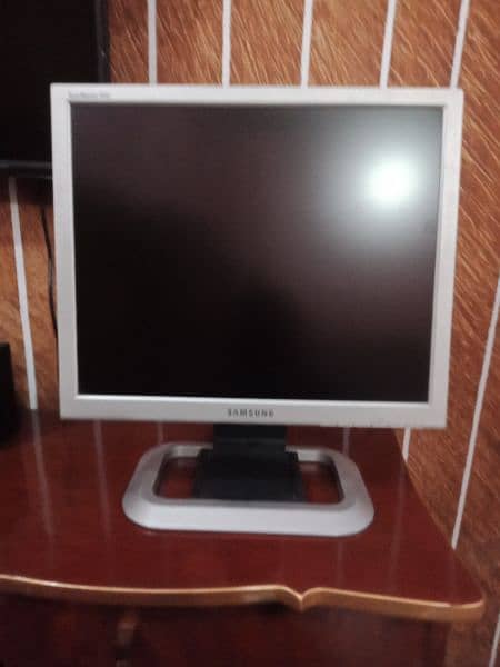 Samsung 17 " Lcd with Hydraulic Stand 0
