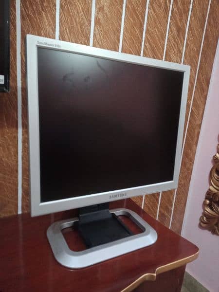 Samsung 17 " Lcd with Hydraulic Stand 1