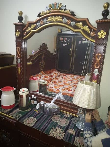 Bed set, showcase and dressing table 2