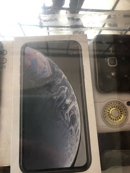iPhone XR 10by 10 condition battery health80 hai water pack with box 3