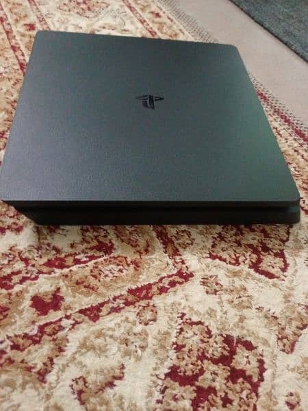 Ps4 slim with two controller and 1 game 2