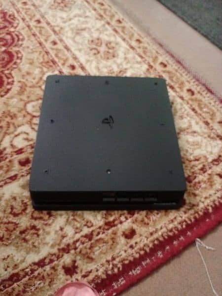 Ps4 slim with two controller and 1 game 3