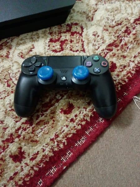 Ps4 slim with two controller and 1 game 6