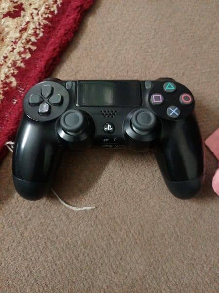 Ps4 slim with two controller and 1 game 7