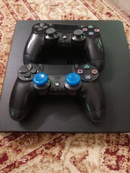 Ps4 slim with two controller and 1 game 8