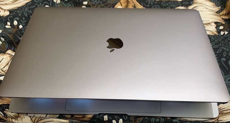 MacBook Pro 2018 15 inches core i7 0