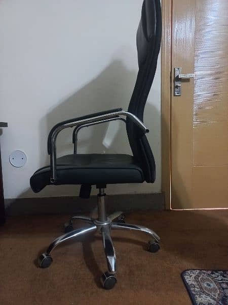 Revloving and moving chair available for sale 1