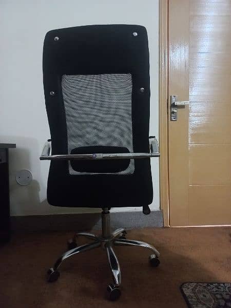 Revloving and moving chair available for sale 2