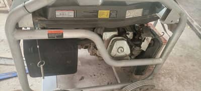 Hyundai generator New condition 10/10 need just clean and charge