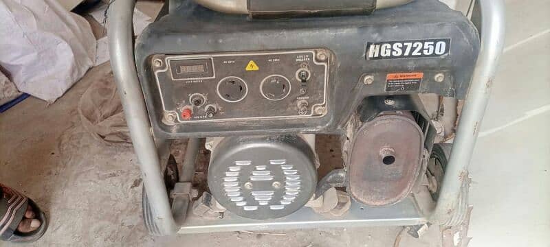 Hyundai generator New condition 10/10 need just clean and charge 1