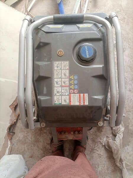Hyundai generator New condition 10/10 need just clean and charge 3